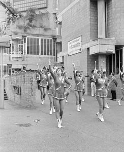 884970 Afbeelding van de opkomst van het majorettekorps van drumband Veronica tijdens een zomeravondconcert in de ...